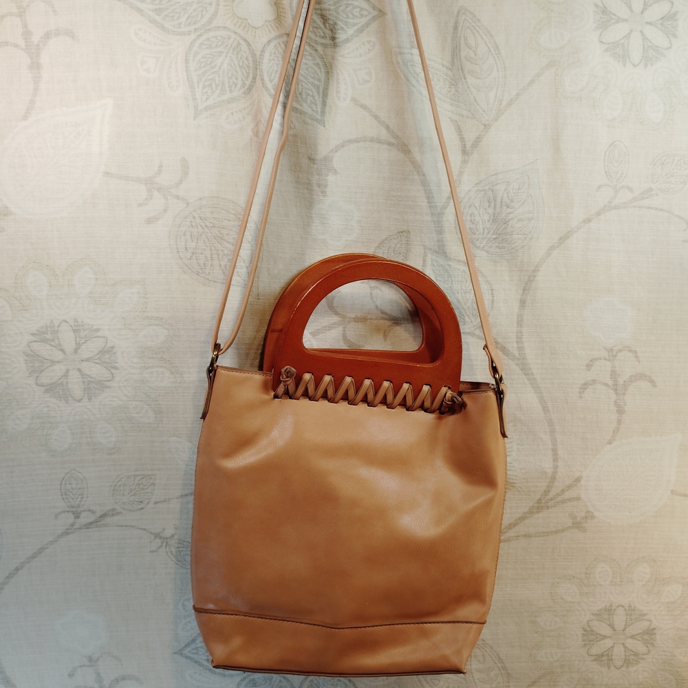 Elegant Tan Crossbody Bag with Wooden Handle
